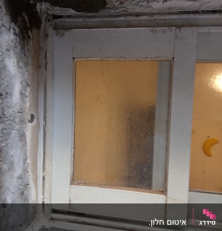 חלון עם איטום מתקלף בפינות ובמסגרת